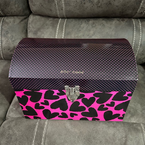 π₯π₯ RARE Betsey Johnson Hot Pink Polka Dots and Black Hearts Trunk - Picture 4 of 9